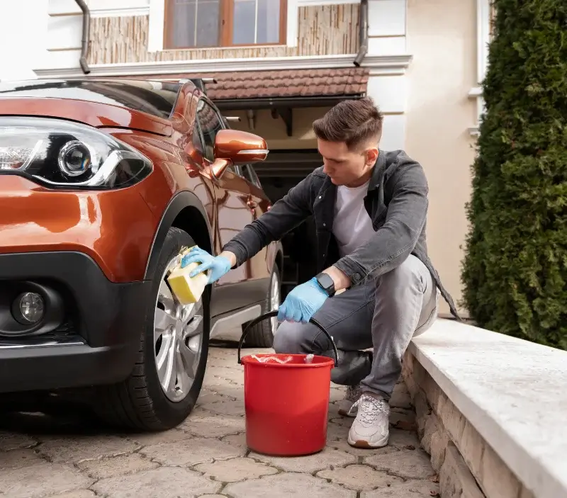 Lavage auto à domicile Le Pré-d'Auge : professionnel intervenant sur un véhicule